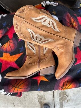 Women’s Tan Lace-Up Western Boots with Embroidered Accent